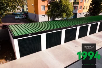 Radové garáže so zelenou plechovou strechou