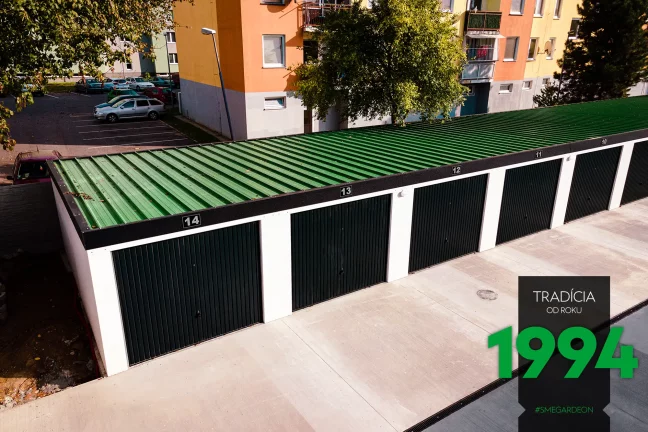 Radové garáže so zelenou plechovou strechou