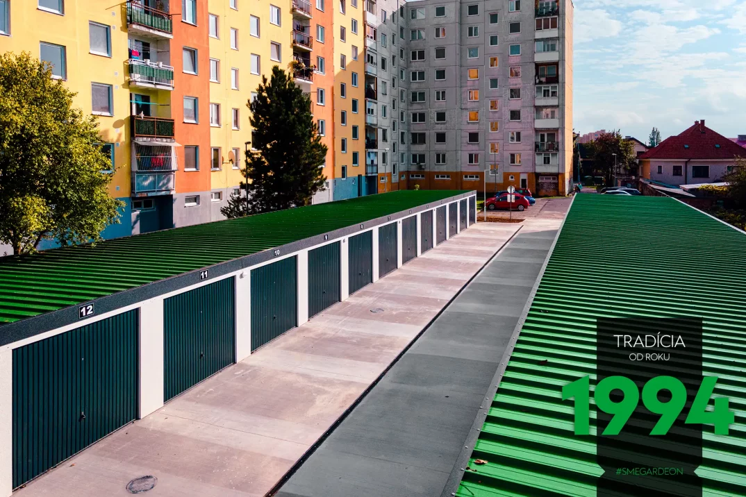 Radové garáže v zástupe oproti sebe