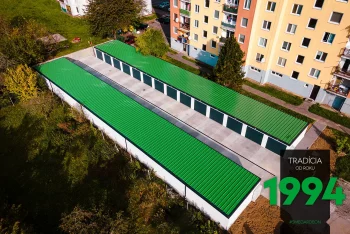 Radové garáže v bielej omietke so zelenou strechou