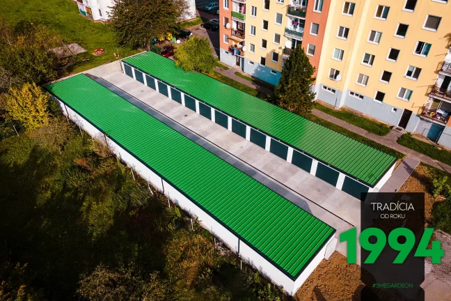 Radové garáže v bielej omietke so zelenou strechou