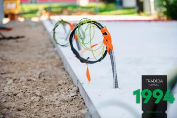 Káble spod podkladu