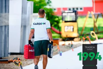 Montážnik s náradím