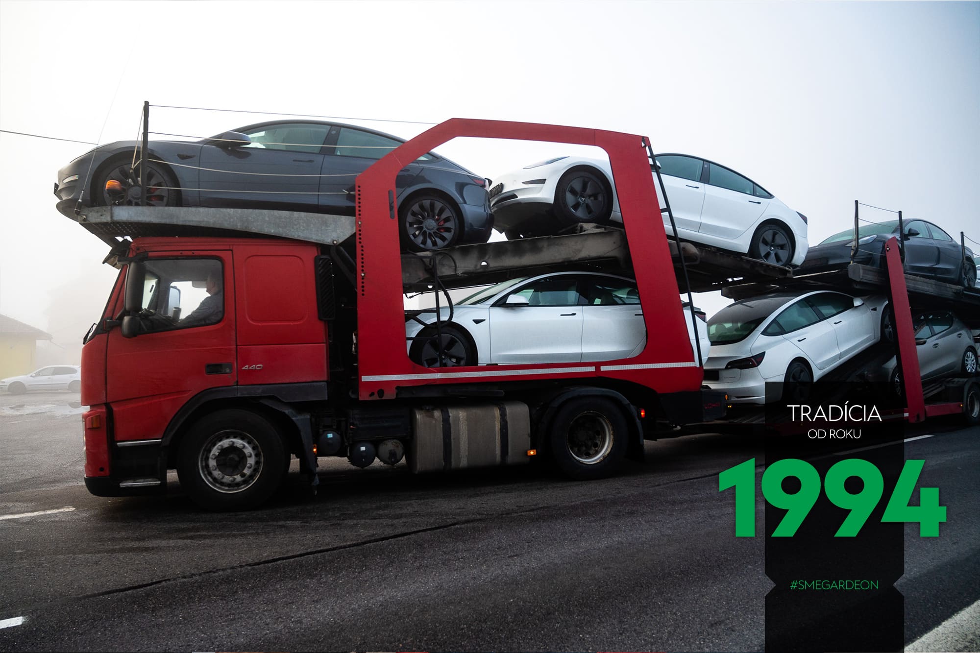 Biele Tesly naložené na kamióne