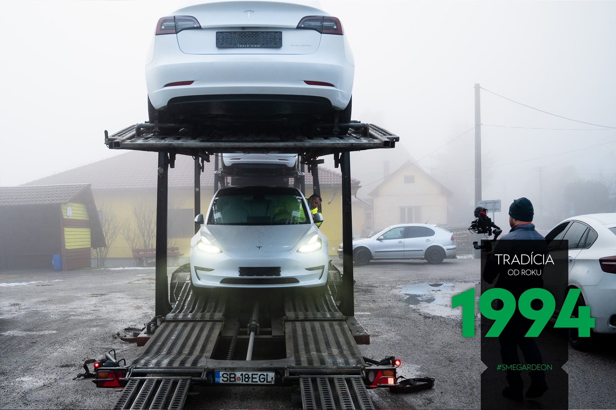 Biela Tesla 3 naložená na kamióne