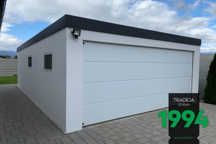Dvojgaráž s bielou omietkou a bielou sekcionálnou garážovou bránou