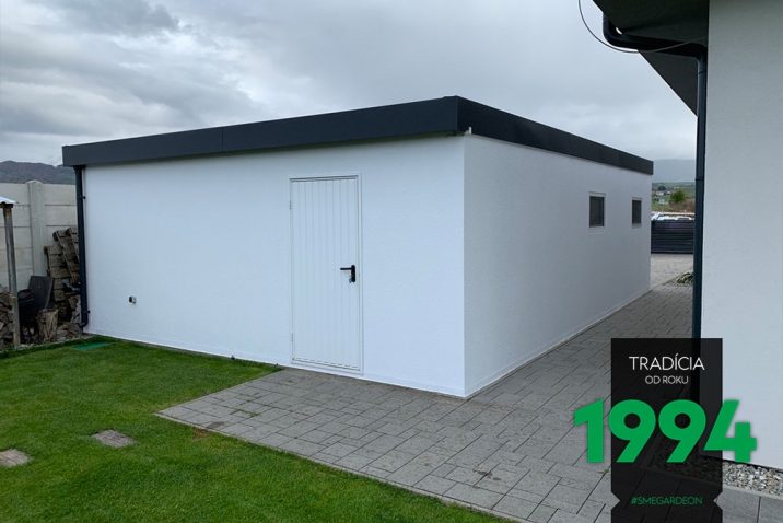 Biela dvojgaráž s neizolovanými dverami