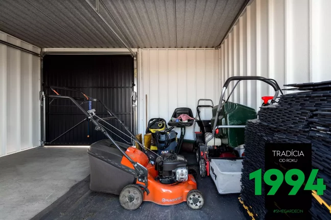 Kosačky a náradie uložené v domčeku