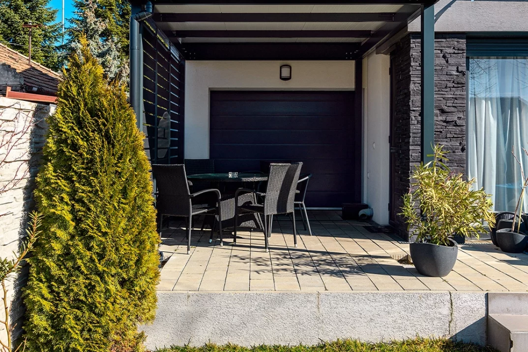 Pergola s posedením na letnej terase