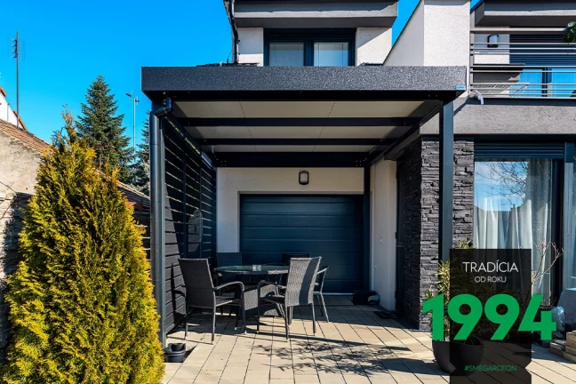 Posedenie pod pergolou pred garážou