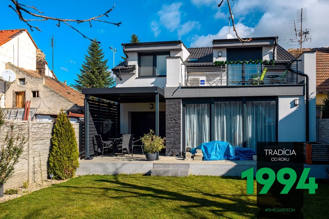 Pergola vo farbe antracit pri dome