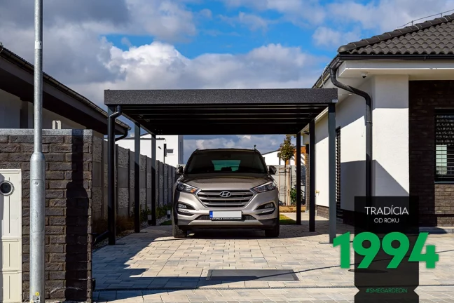 Auto zaparkované pod prístreškom