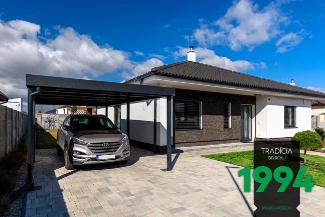Prístrešok pri dome s osobným autom pod prístreškom