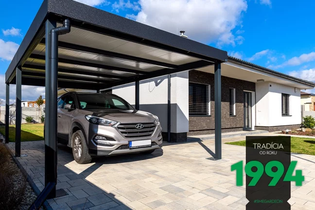 Auto pod prístreškom s izolovanou strechou