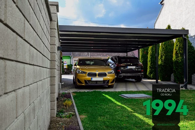 Zaparkované autá pod prístreškom