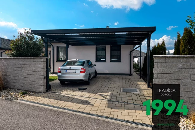 Auto pod prístreškom s priehľadnou strechou