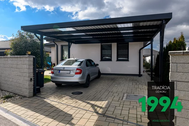 Auto pod polykarbonátovou strechou