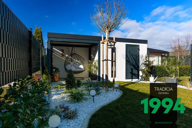 Záhradný domček s prístreškom a okrasnými kamienkami