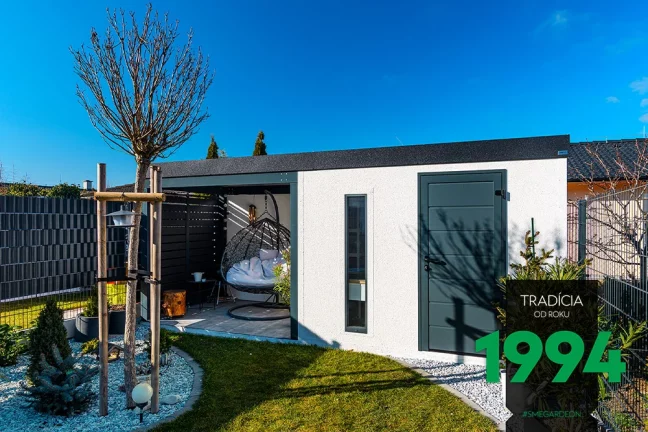 Hojdacie kreslo pod prístreškom so záhradnám domčekom