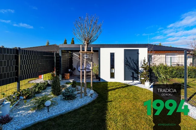 Záhradný domček s prístreškom na záhrade