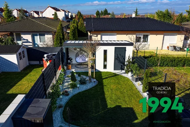 Pohľad na domček s prístreškom zhora