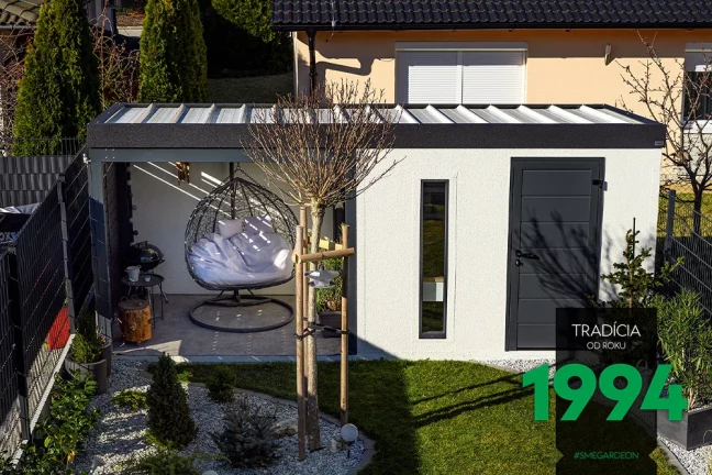 Záhradný domček s prístreškom a hojdacím kreslom