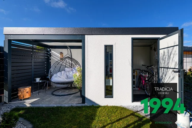 Otvorené dvere na domčeku a prístrešku s hojdacím kreslom