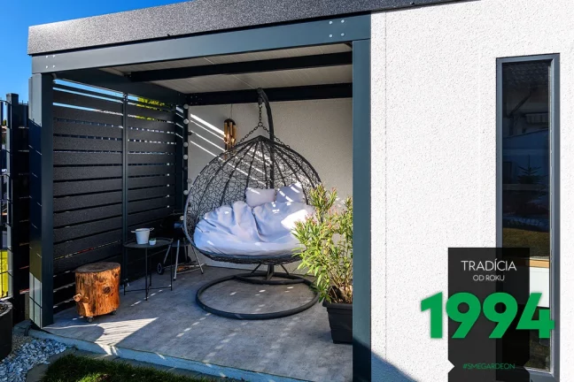 Hojdacie kreslo pod prístreškom