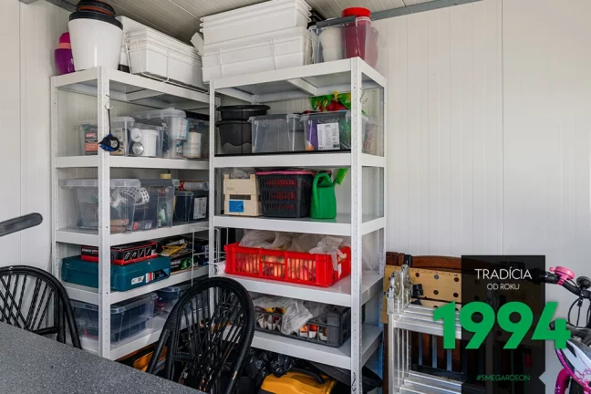 Plné regále v domčeku