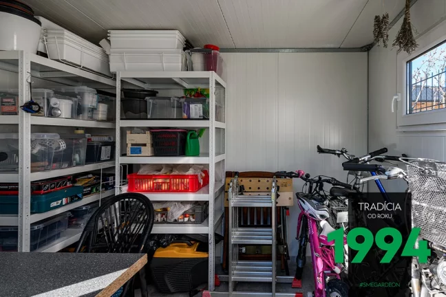 Regále a bicykle v domčeku