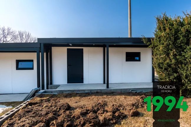 Garáž s prístreškom zboku