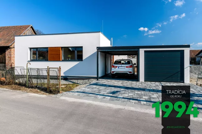 Auto zaparkované pod prístreškom