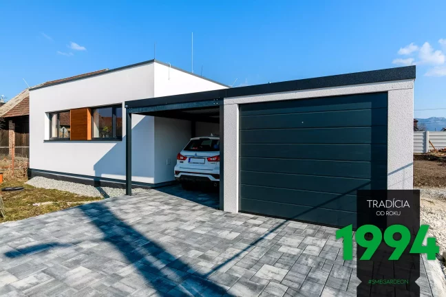 Auto zaparkované pod prístreškom pri garáži a dome