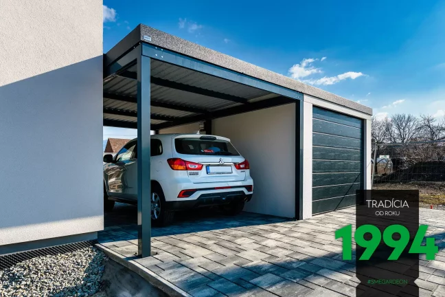 Biele auto pod prístreškom