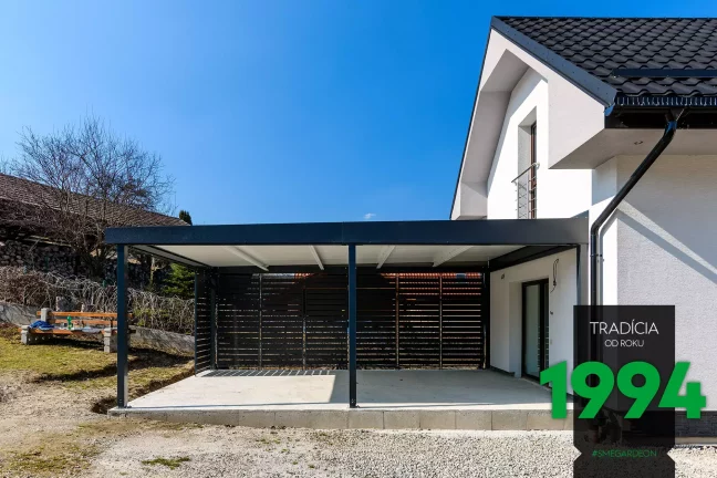 Pergola s kovovými výplňami zboku