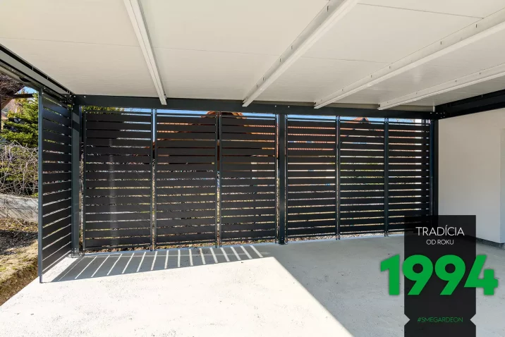 THP strop na pergole s kovovými výplňami po stranách