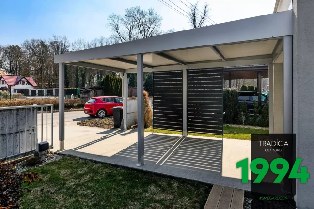 Prístrešok s kovovými výplňami