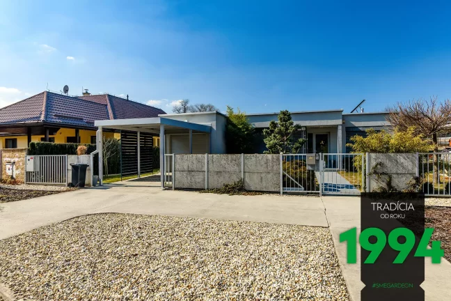 Prístrešok pre dve autá nalepený k domu