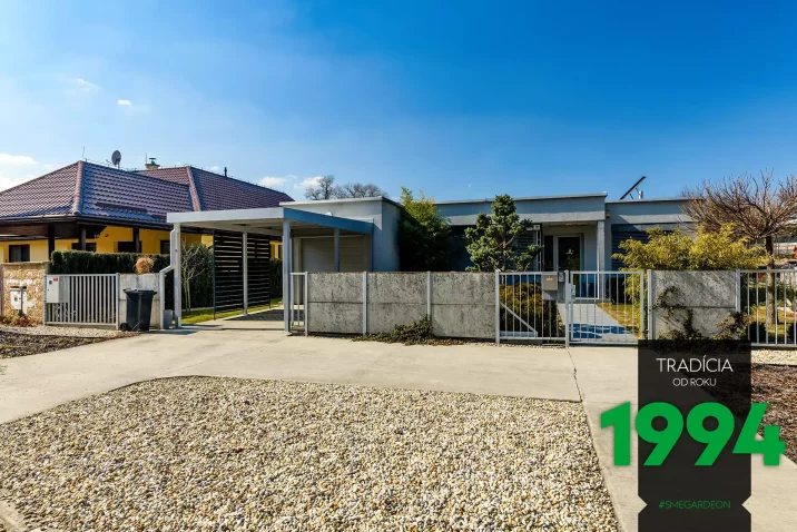 Prístrešok pre dve autá nalepený k domu