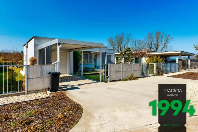 Prístrešok pre dve auta pri dome