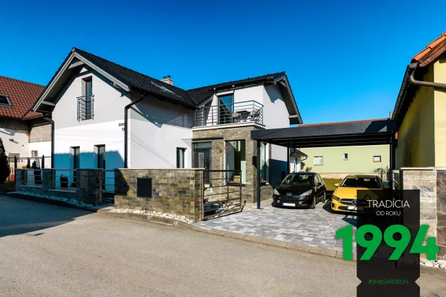 Čierne a žlté auto zaparkované pod prístreškom