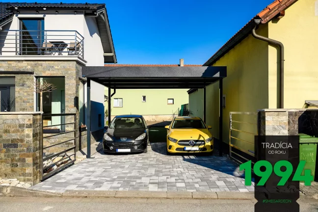 Dve autá zaparkované pod prístreškom