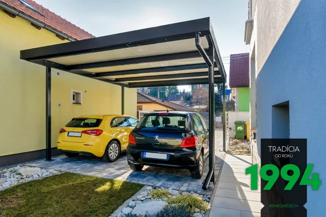 Čierne a žlté auto pod prístreškom