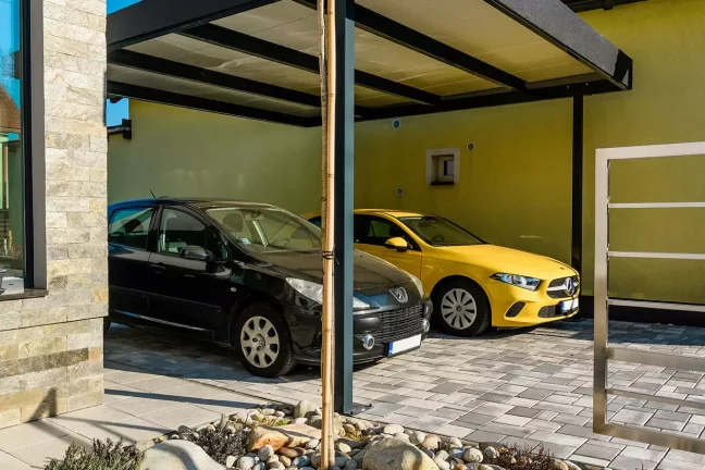 Čierne a žlté auto zaparkované pod prístreškom GARDEON