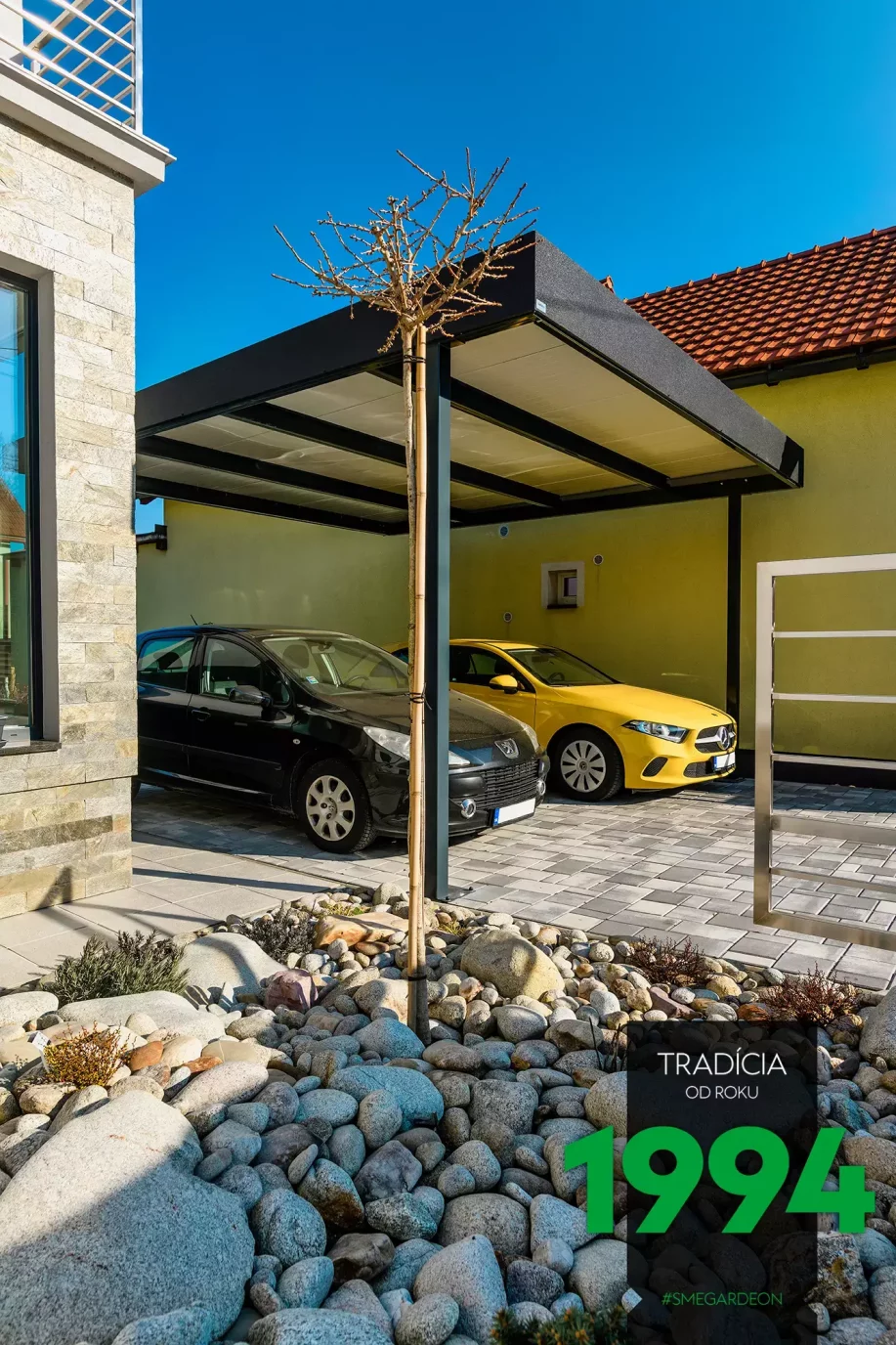 Čierne a žlté auto zaparkované pod prístreškom GARDEON