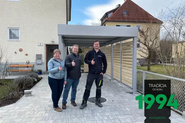 Zákazníci s montážnikom pred prístreškom na Teslu
