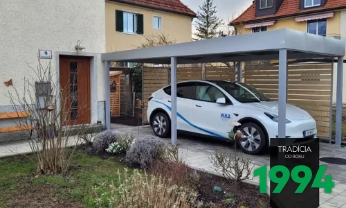 Auto zaparkované pod prístreškom s drevenými výplňami