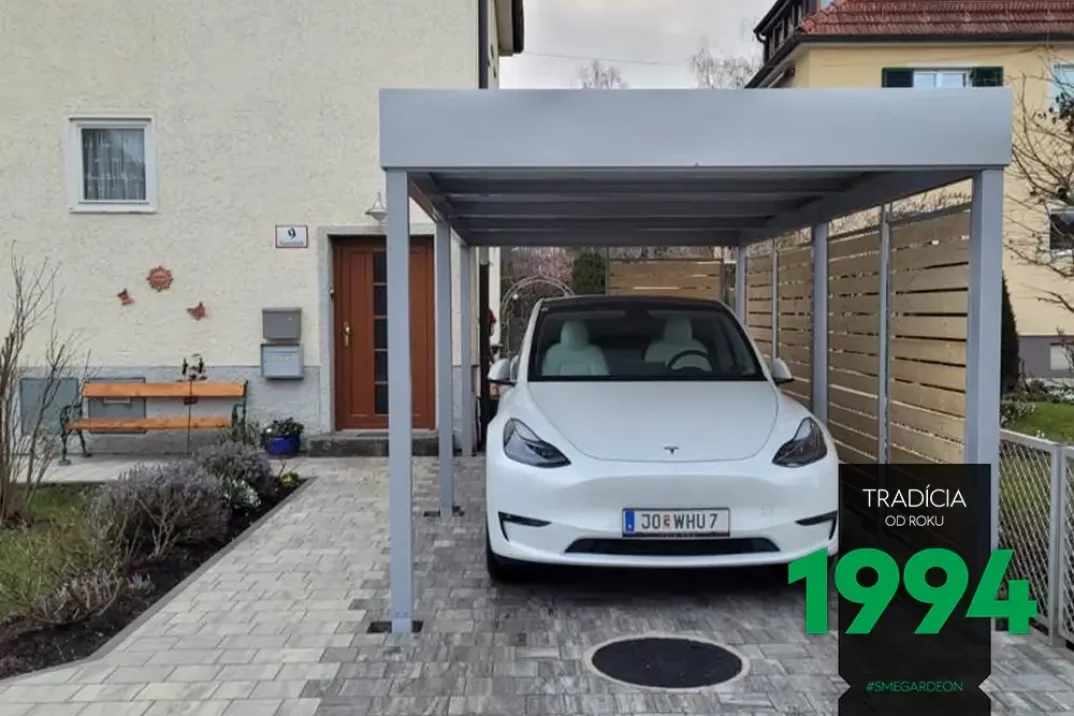 Auto pod prístreškom pre teslu