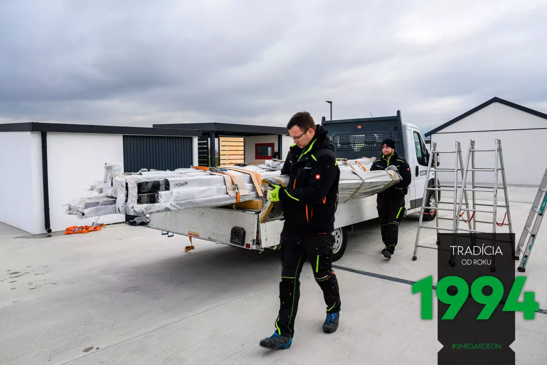 Komponenty na montáž naložené na aute