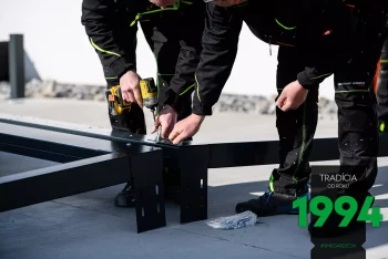 Montážnici vŕtajú